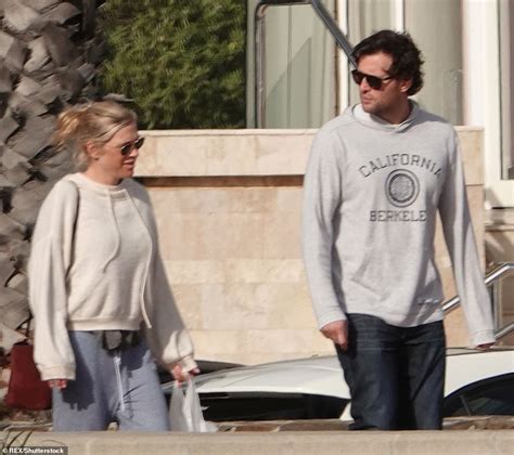 Chelsy Davy enjoys her first family holiday with her husband and。